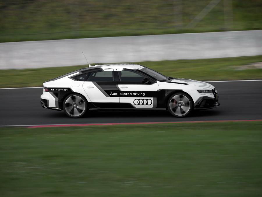  Audi RS7 Sportback Piloted Driving Concept 2014 года  (фото 13 из 22)